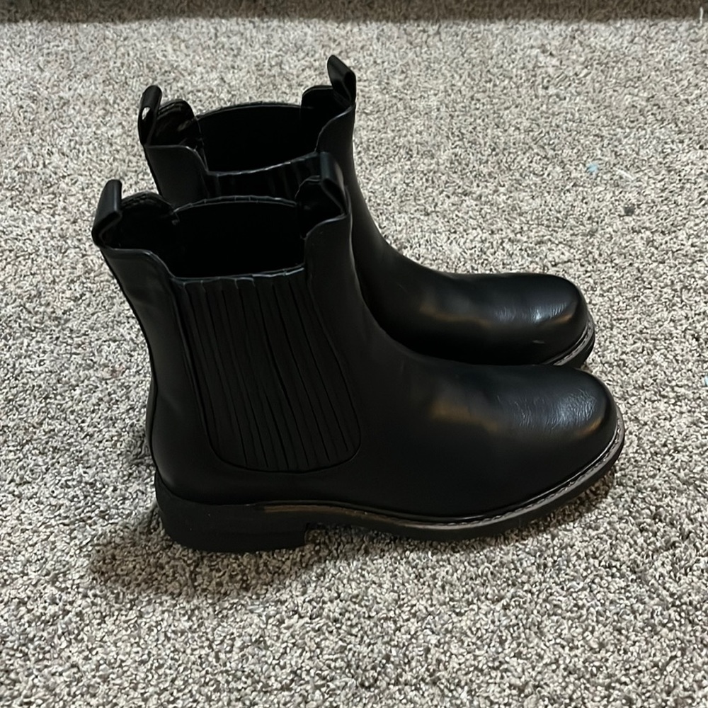 Black Chelsea boots 7.5
